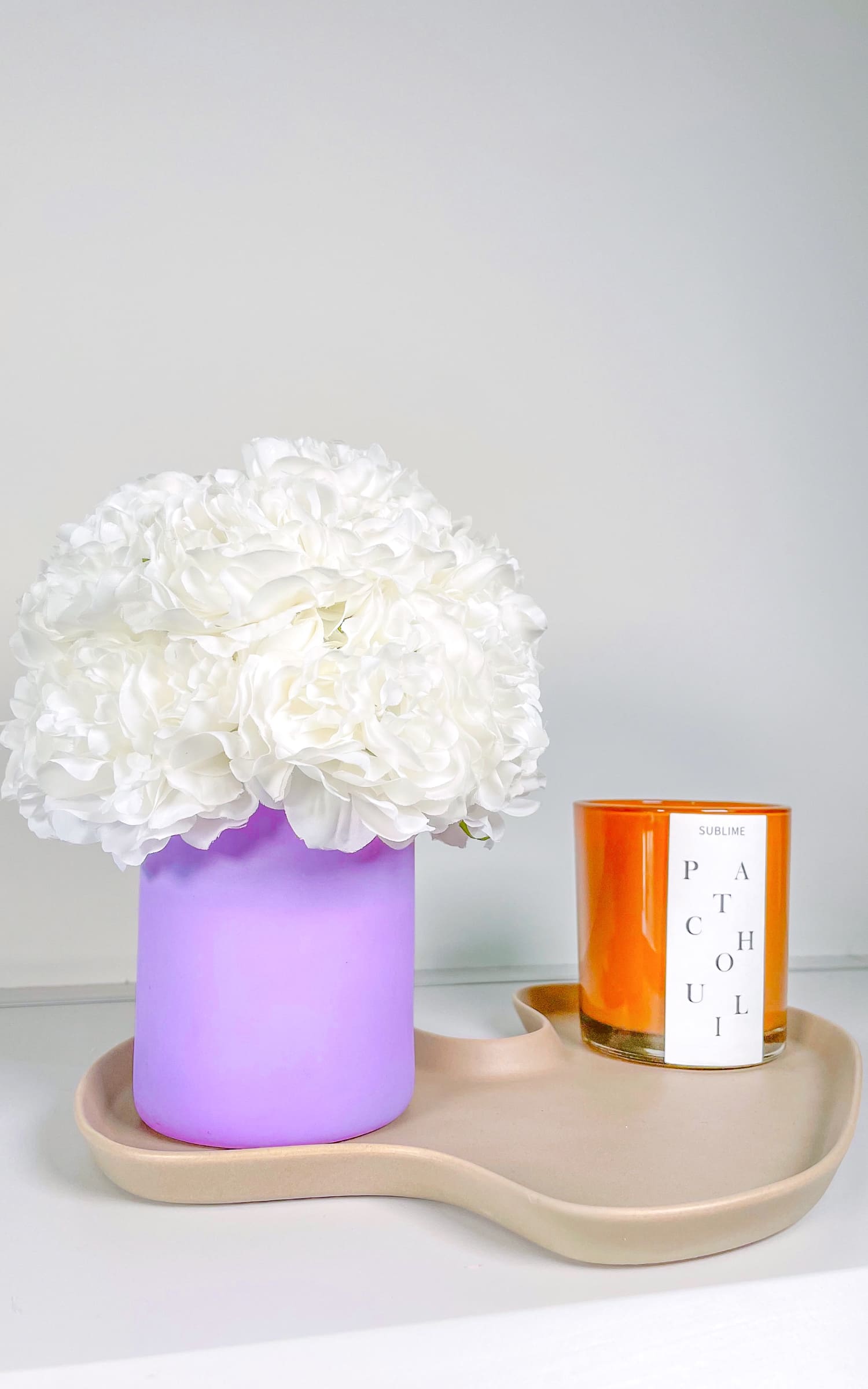 Gardenias Blancas en Florero Morado Mediano