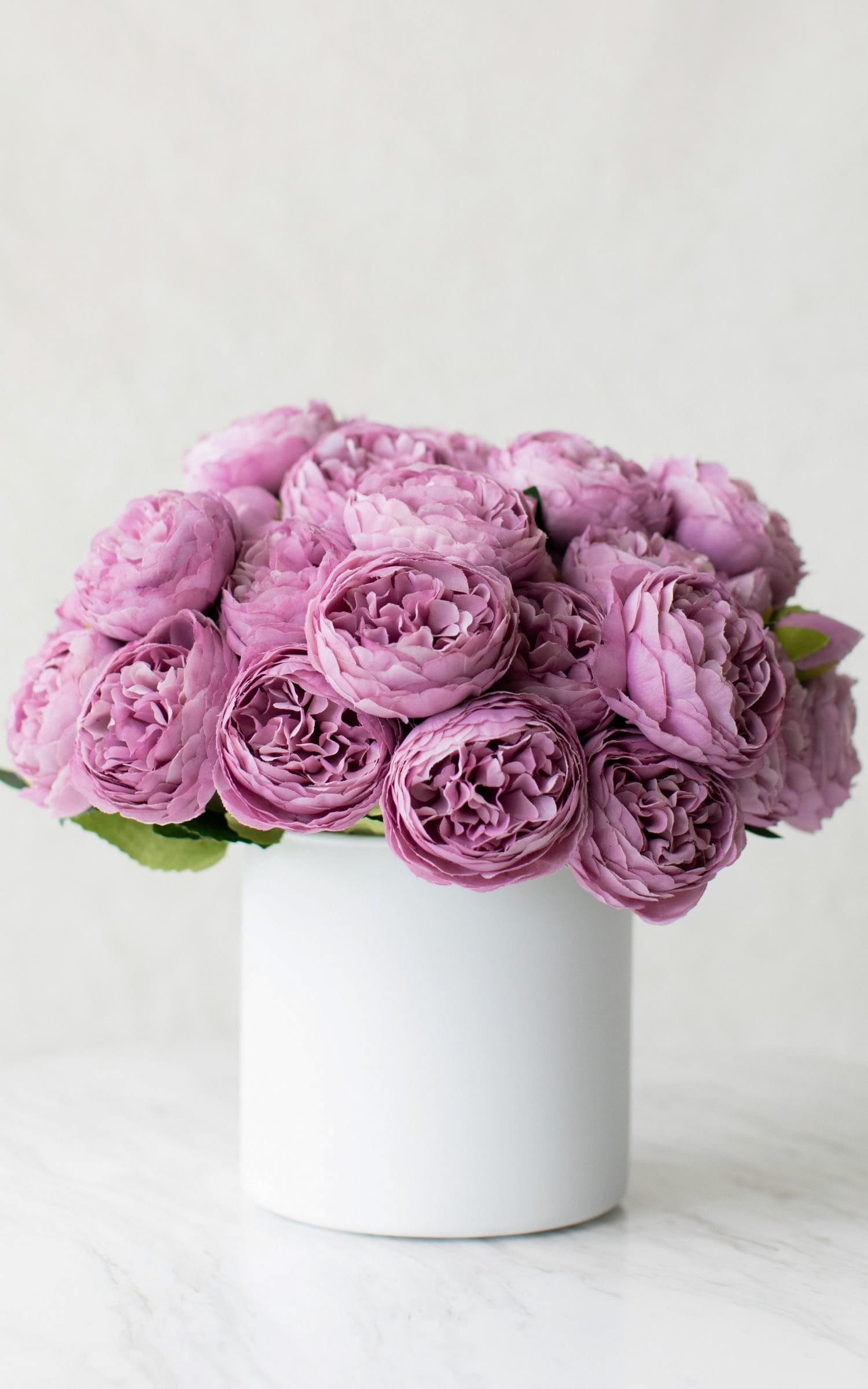 Peonias Moradas en Florero Blanco Grande