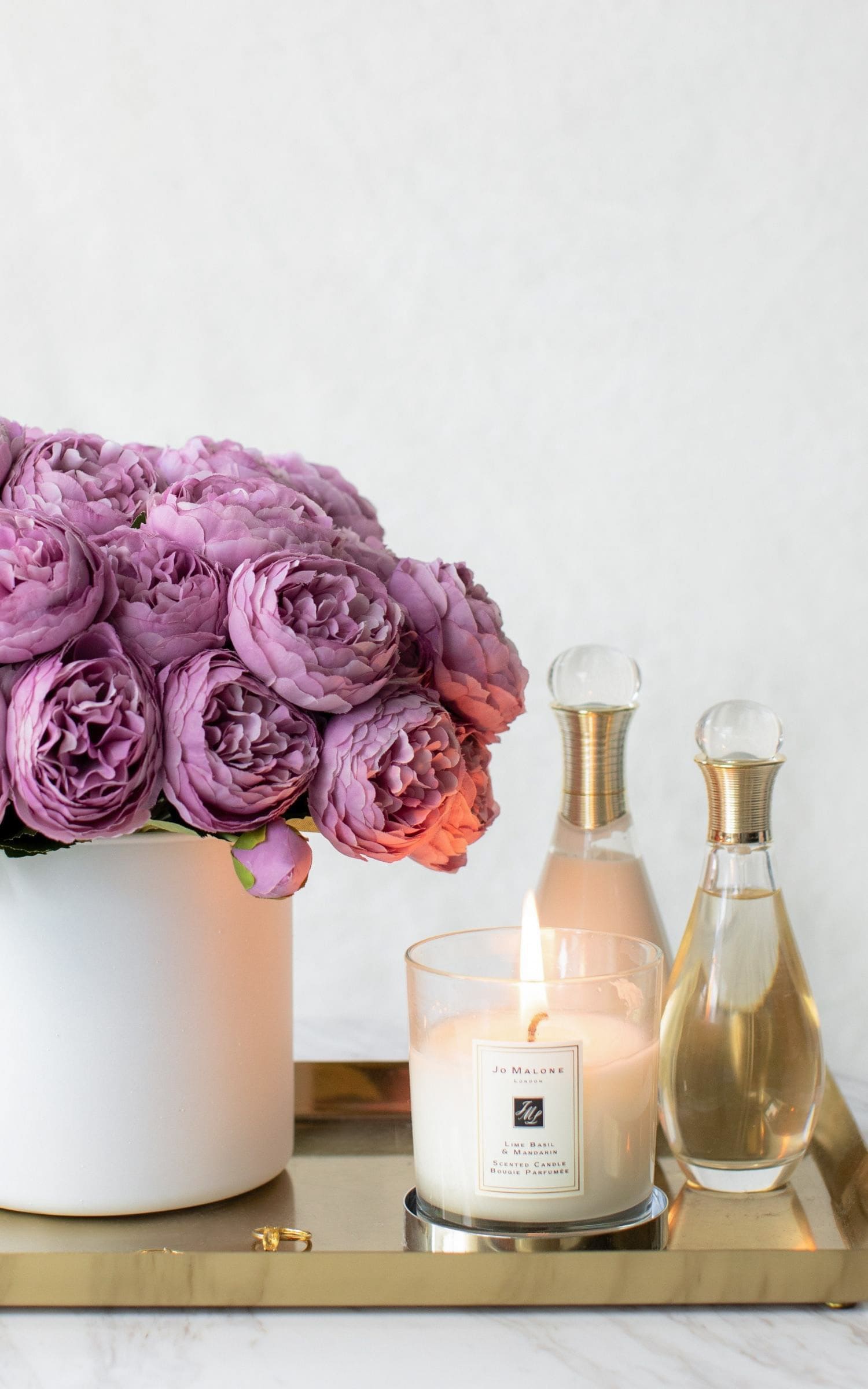 Peonias Moradas en Florero Blanco Grande