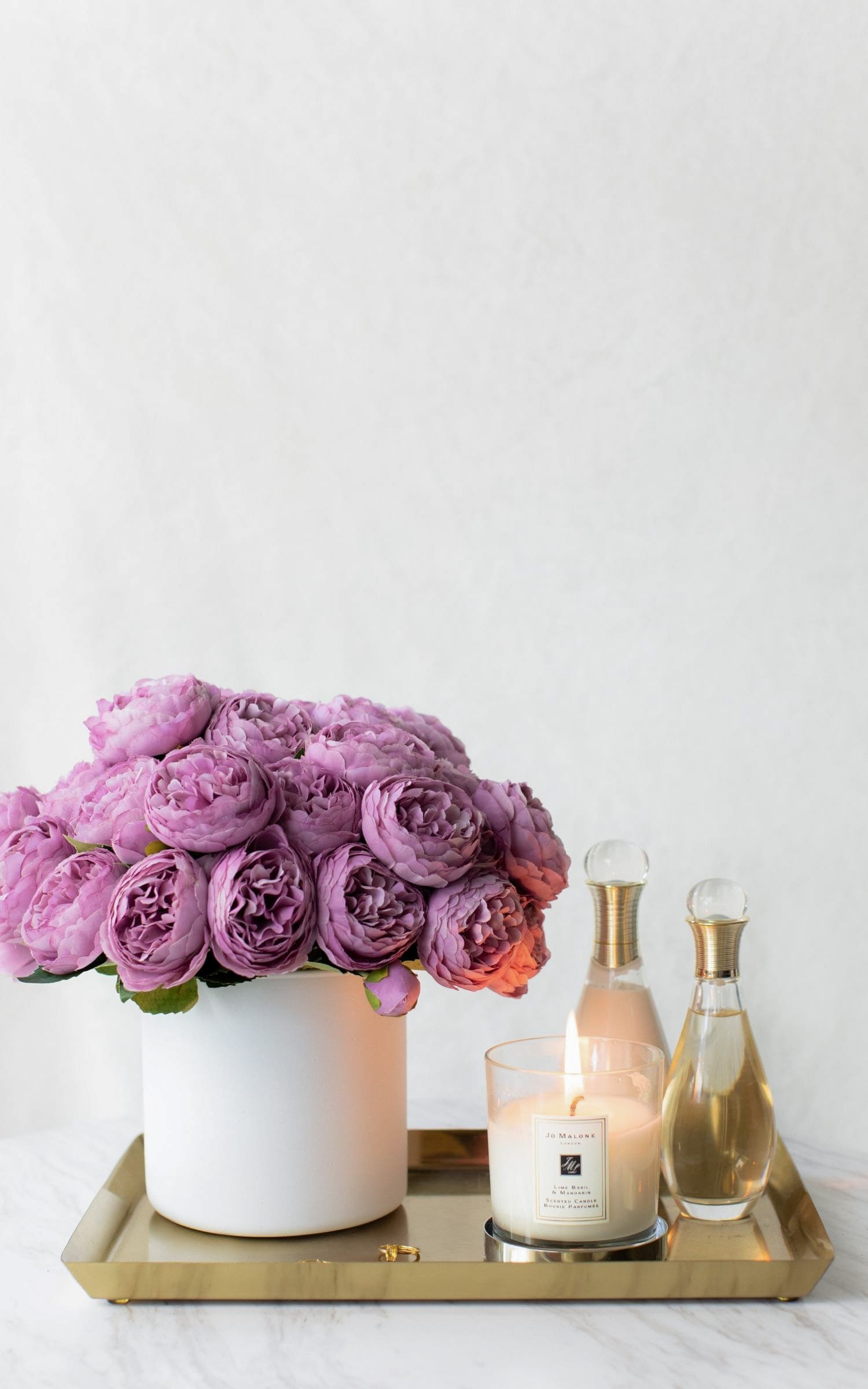 Peonias Moradas en Florero Blanco Grande