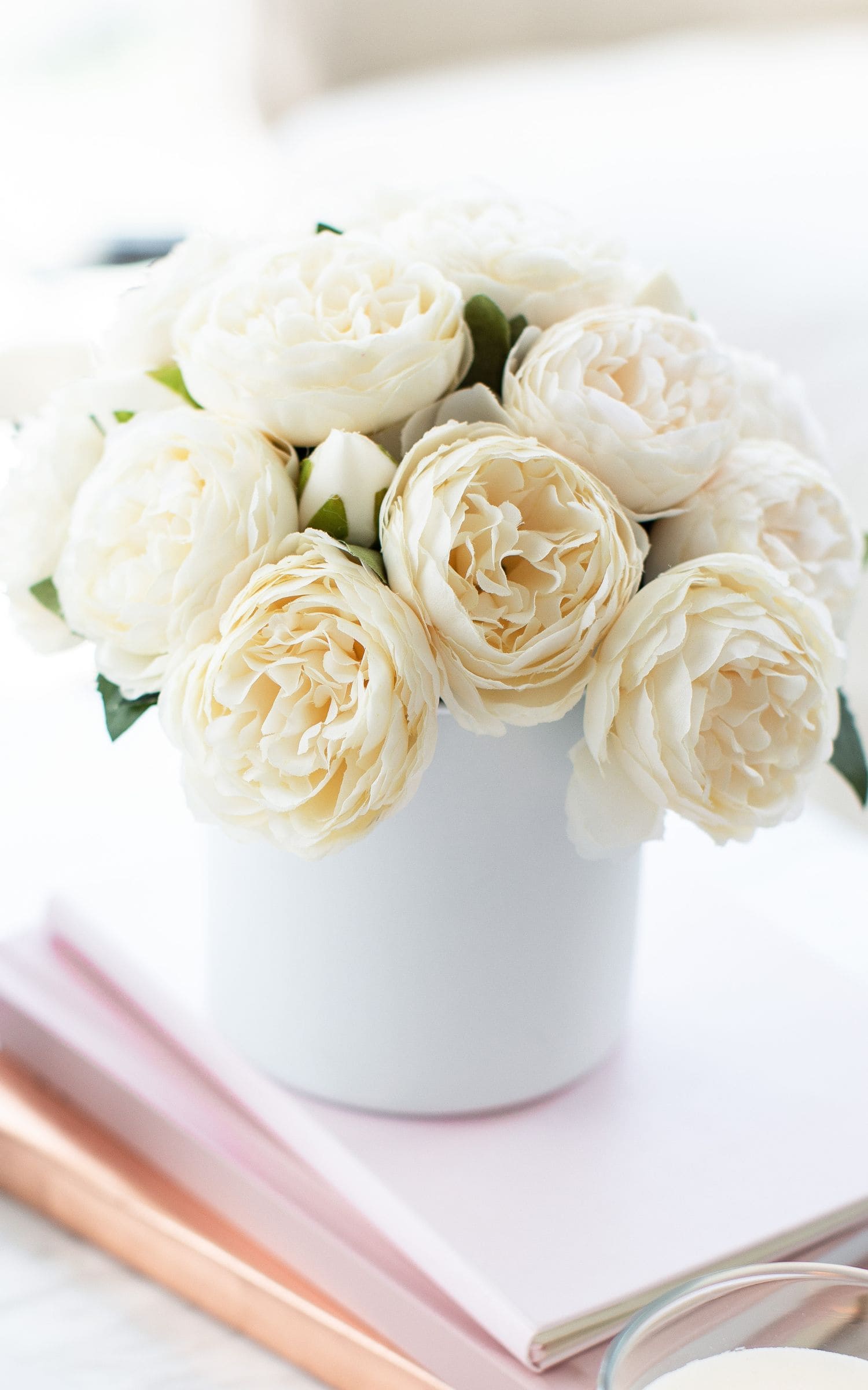 Peonias Blancas en Florero Blanco Mediano