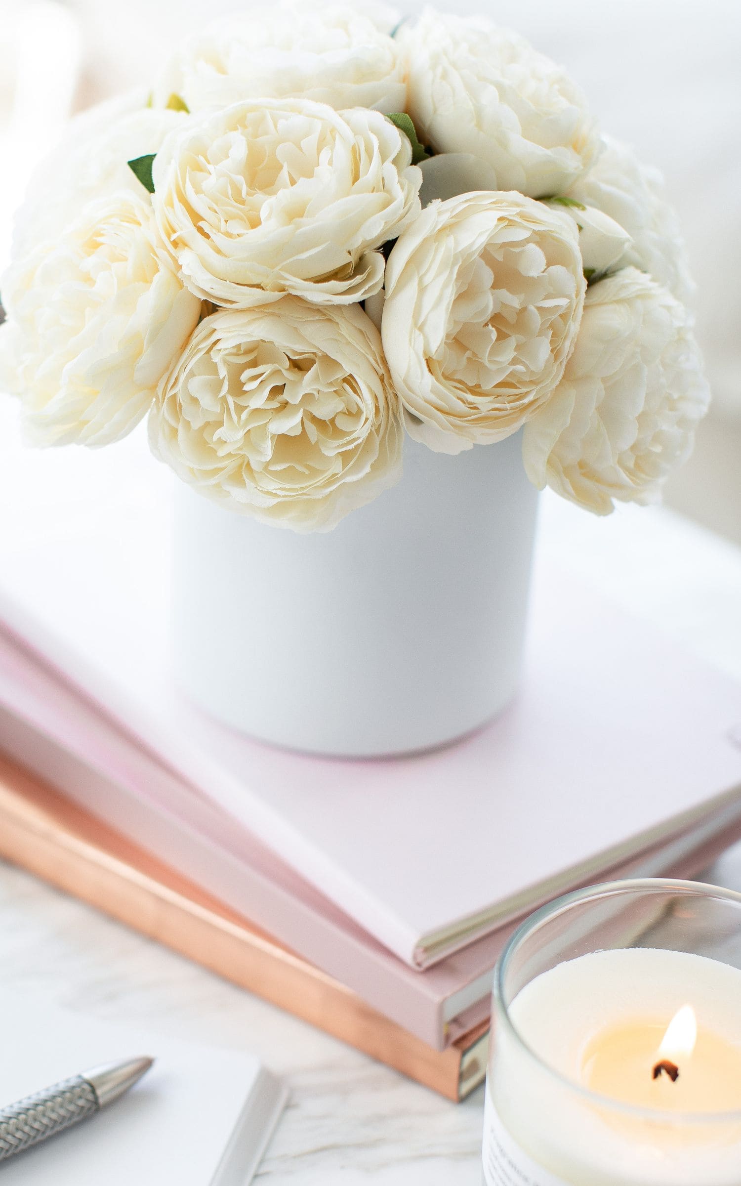Peonias Blancas en Florero Blanco Mediano
