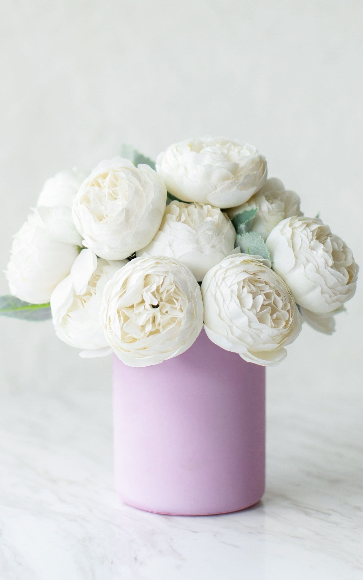 Peonias Blancas en Florero Rosa Mediano
