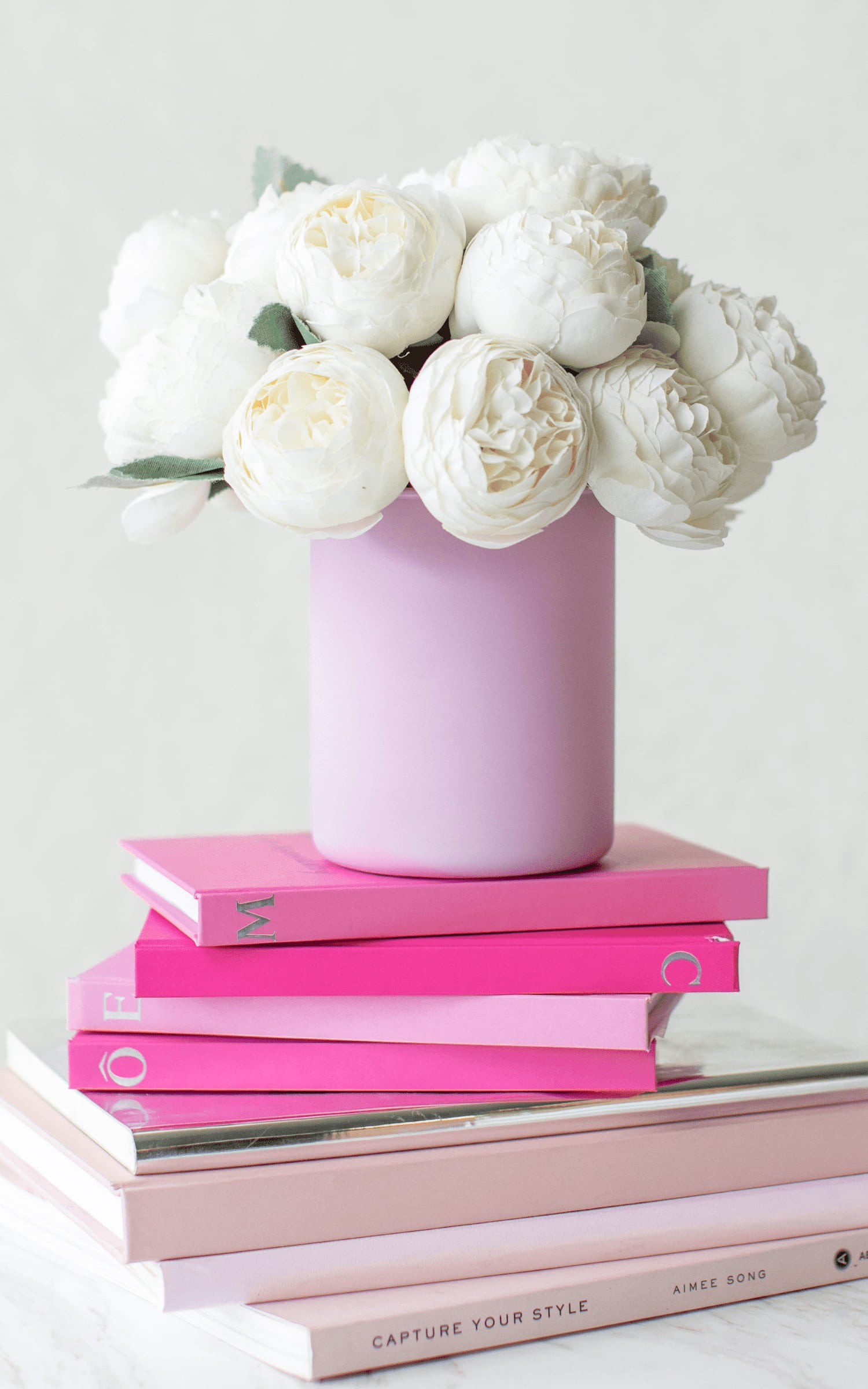 Peonias Blancas en Florero Rosa Mediano