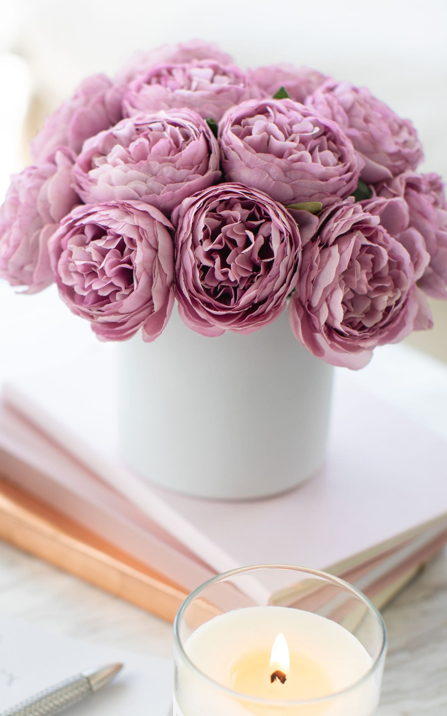 Peonias Moradas en Florero Blanco Mediano