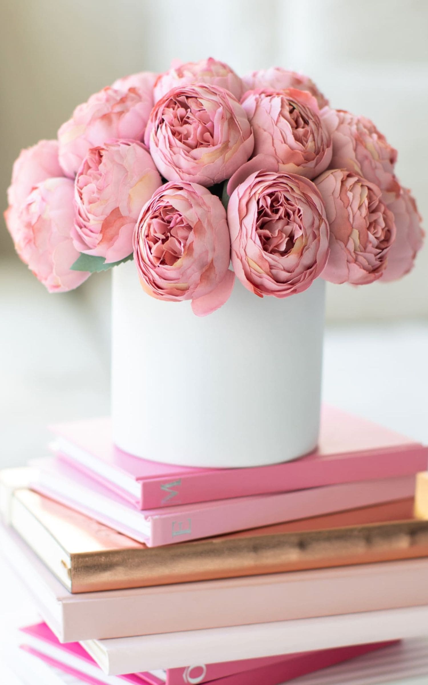 Peonias Rosas en Florero Blanco Mediano