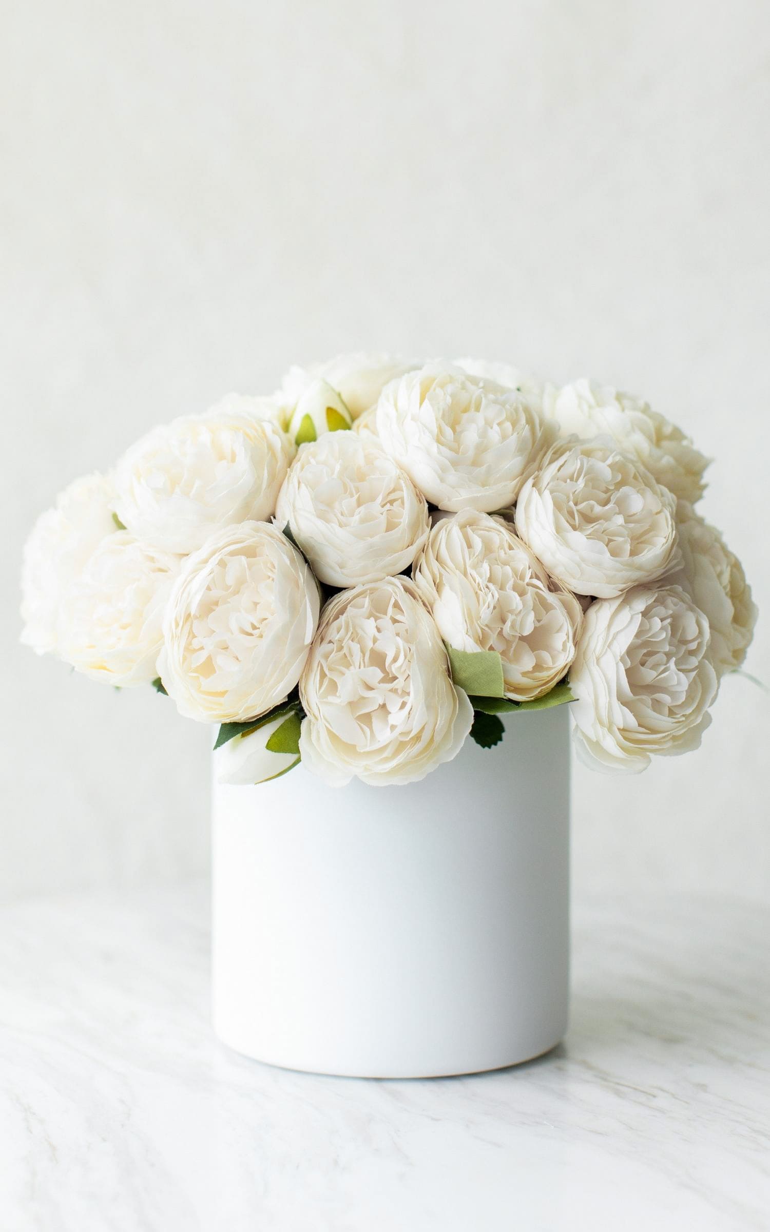 Peonias Blancas en Florero Blanco Grande