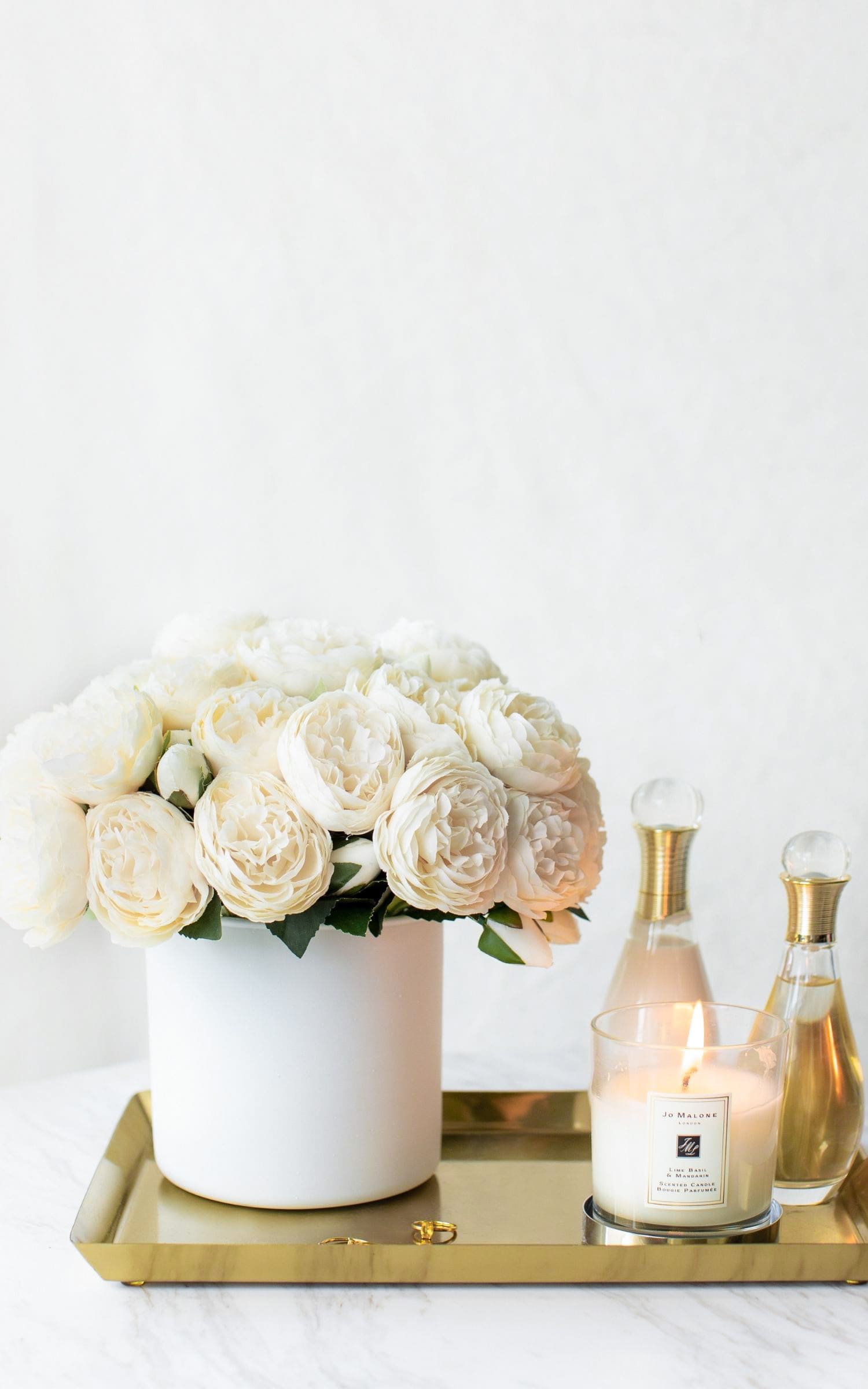 Peonias Blancas en Florero Blanco Grande