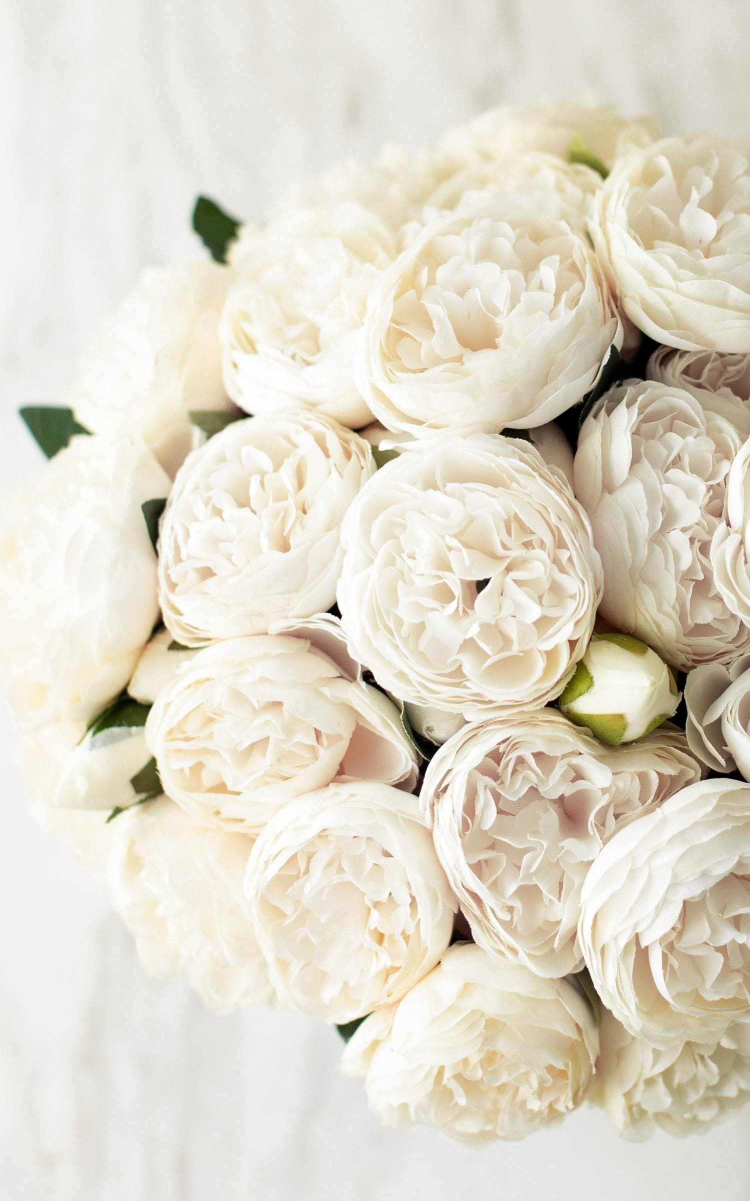 Peonias Blancas en Florero Blanco Grande