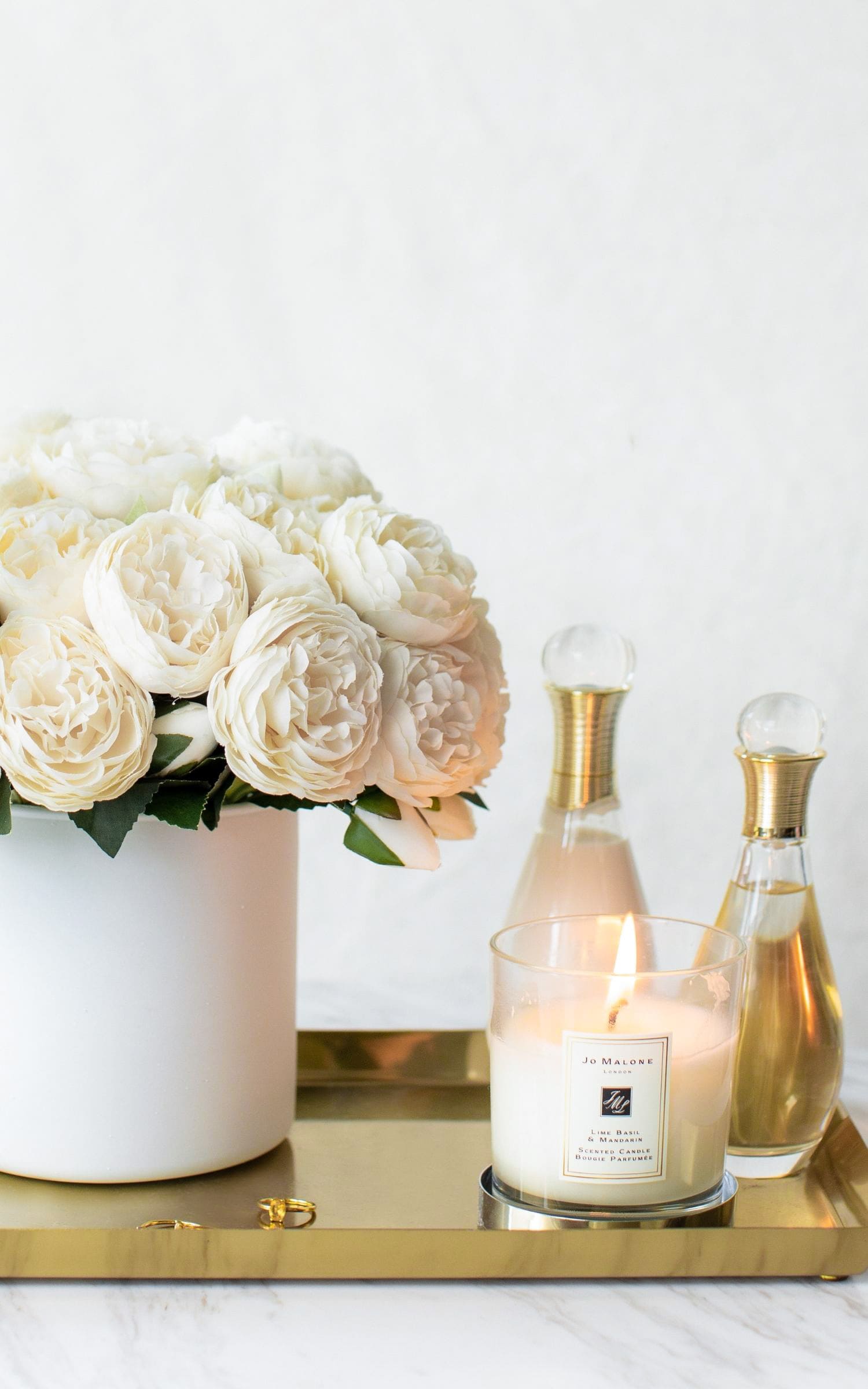 Peonias Blancas en Florero Blanco Grande