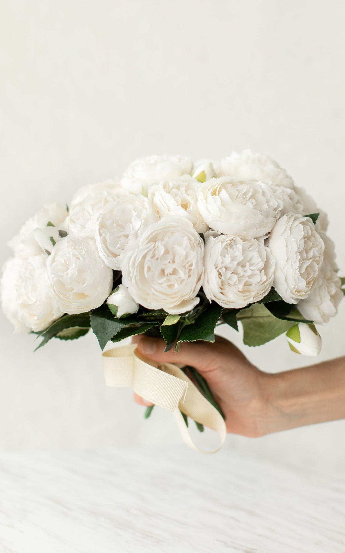 Ramo de 30 Peonias Blancas happyfridayshop