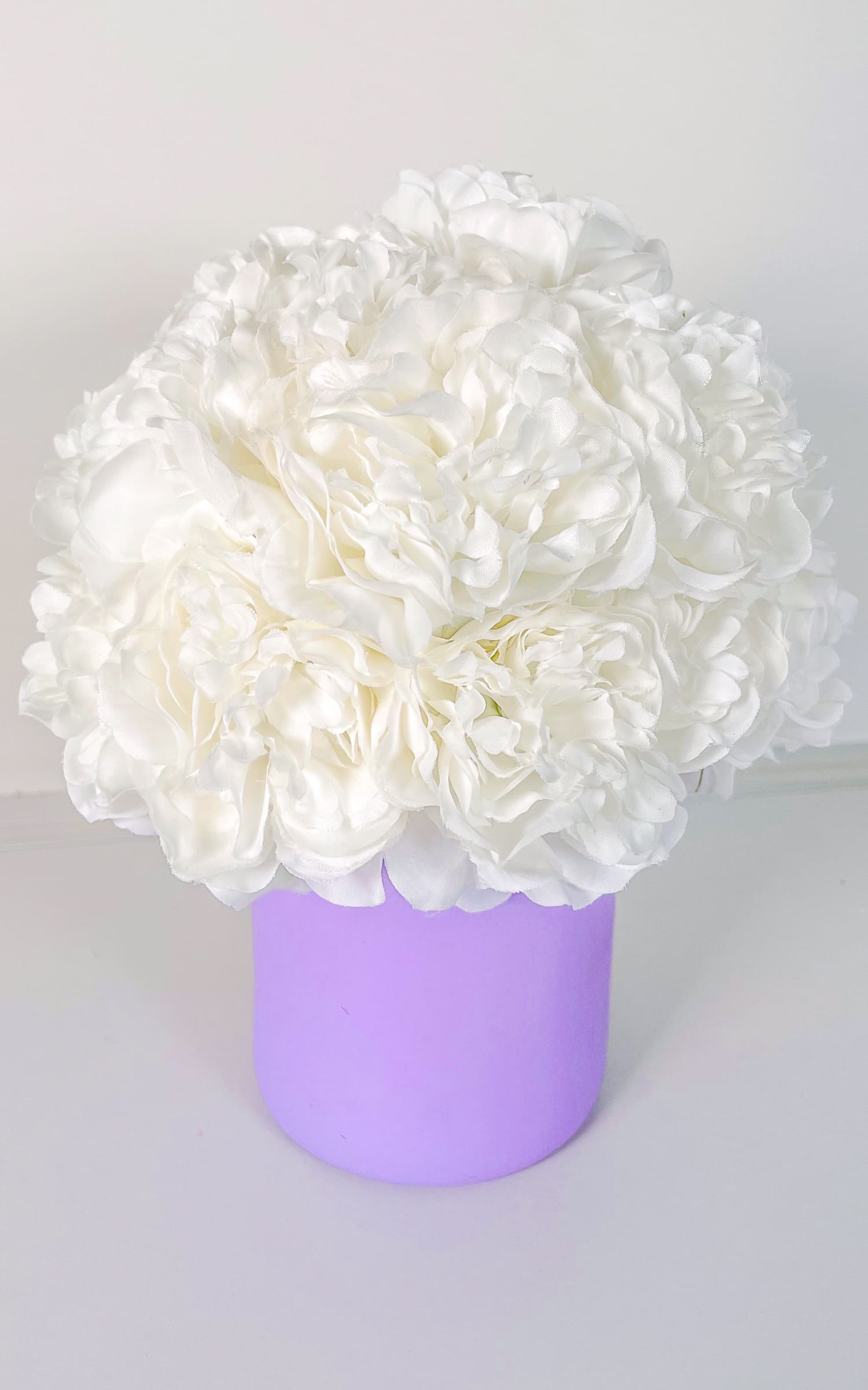 Gardenias Blancas en Florero Morado Mediano