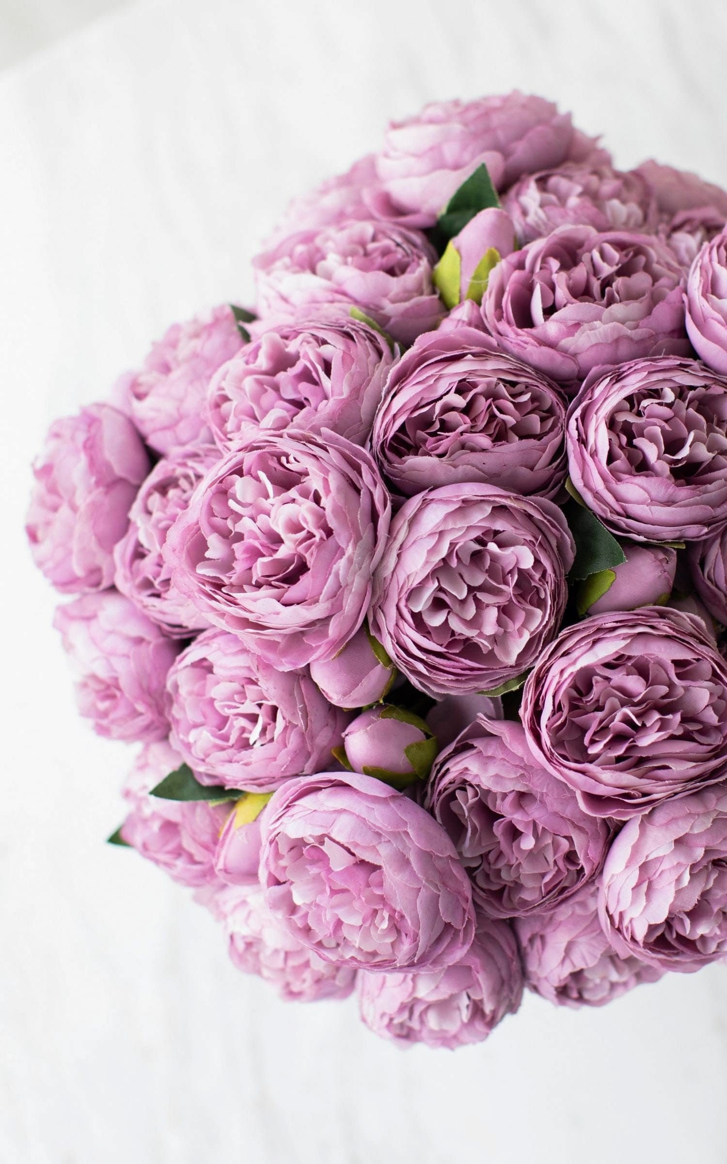 Peonias Moradas en Florero Blanco Grande